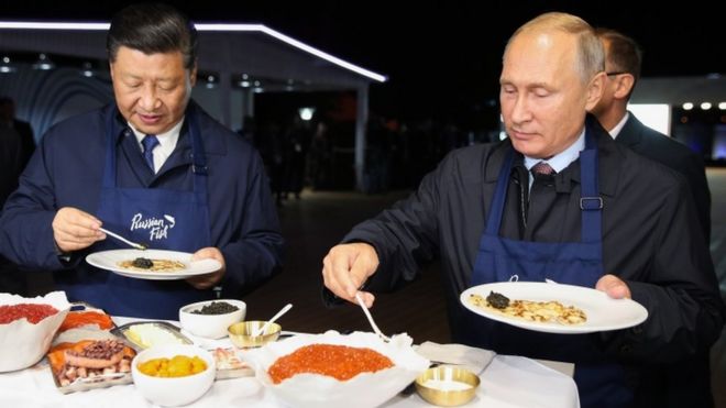 Си Цзиньпин и Владимир Путин обедают на блинах