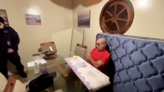 Queiroz ao ser preso em Atibaia