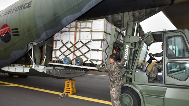 11일 제주공항에서 장병들이 북한에 보낼 제주산 감귤을 공군 C-130 수송기에 적재하고 있다