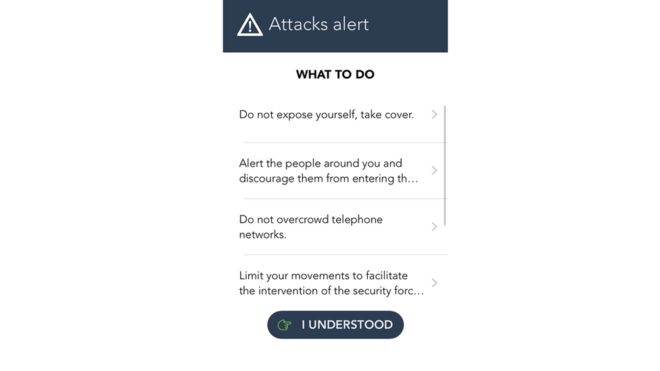 Снимок экрана с советами приложения во время атаки, призывающих пользователей не подвергать себя опасности, предупреждать других, не перегружать телефонные сети и ограничивать движение