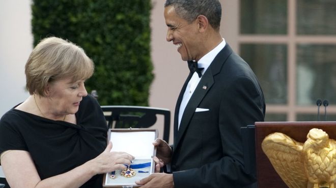 Обама вручает Меркель медаль, 2011