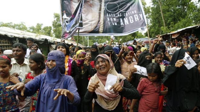 Беженцы рохингья протестуют через год после того, как Мьянма начала военные действия в штате Ракхайн