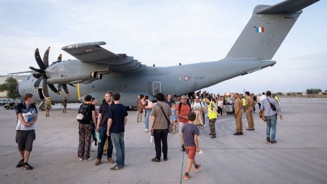 طائرة فرنسية نقلت مواطنين أجانب من السودان إلى جيبوتي.