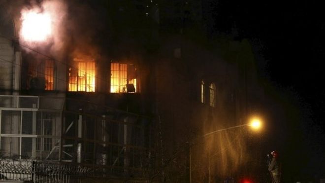 テヘランのサウジ大使館から火の手が上がった（2日）