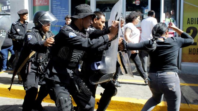 ОМОН вытесняет журналистов с главного входа в полицейский участок в Манагуа, Никарагуа 15 декабря 2018 года
