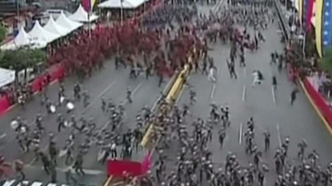 Soldados corriendo en un desfile en Caracas