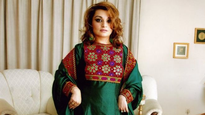 Bajar Jalali con su vestido tradicional afgano.