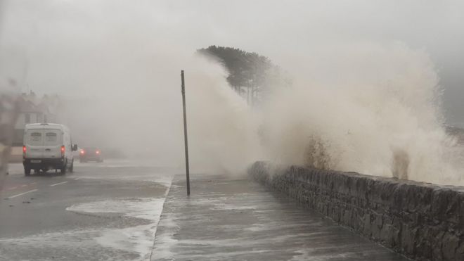 На побережье в Уорренпойнте очень сильный шторм. Массивные волны разбиваются и затопляют береговую дорогу
