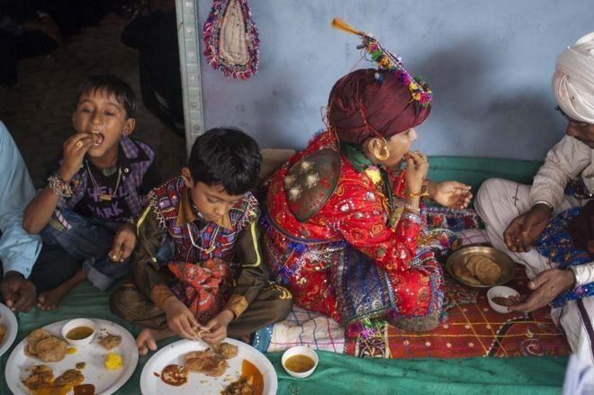 திருமண வைபவம் முடிந்தபிறகு, விருந்தாளிகளுக்கு மதிய உணவு விருந்து வழங்கப்படுகிறது.