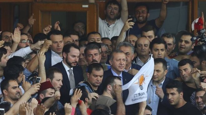 Президент Турции Реджеп Тайип Эрдоган (в центре) и его сторонники в аэропорту Стамбула. Фото: 16 июля 2016 г.