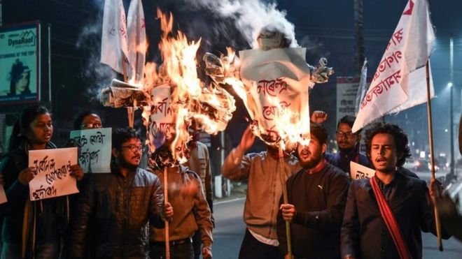 مظاہرین نے نریندر مودی کے پُتلے جلائے