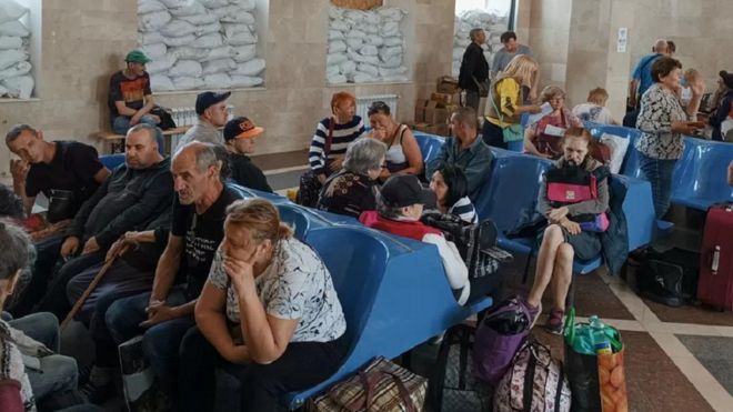 Penduduk setempat menunggu kereta evakuasi di Kherson.