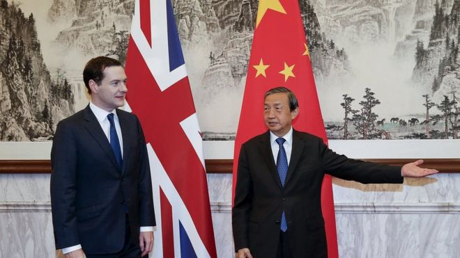 Вице-премьер Китая Ма Кай (R) жестом обращается к канцлеру казначейства Великобритании Джорджу Осборну