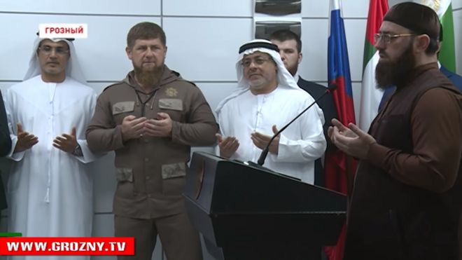 Лидер Чечни Рамзан Кадыров (второй слева) и Хуссейн Джасим Аль Новайс (второй справа), председатель Фонда ОАЭ Халифа, Грозный, 2017