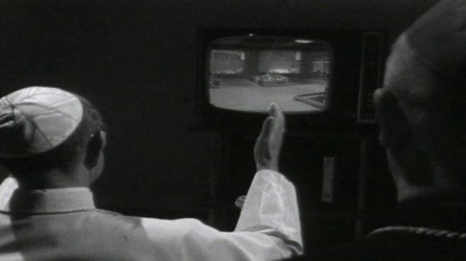 Папа Павел Вл наблюдает за высадкой на Луну в 1969 году по телевидению