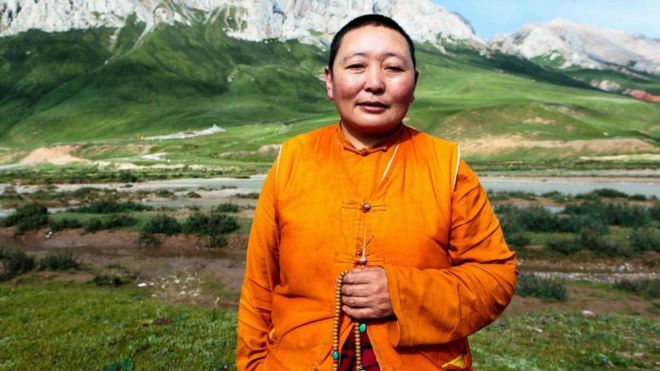 Sonanwangmo, 46 tuổi, lớn lên trong một gia đình du mục có sáu con, chuyên nuôi bò lông Tây Tạng, và đi tu từ lúc mới 13 tuổi