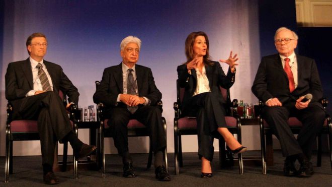 (Слева направо) Билл Гейтс, Азим Премджи, Мелинда Гейтс и Уоррен Баффет во время пресс-конференции в Нью-Дели 24 марта 2011 года.