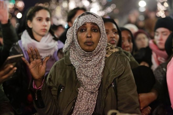 Женщина выступает в поддержку иммигрантов и беженцев в Сиэтле, штат Вашингтон, 29 января 2017 года.
