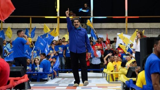 Президент Венесуэлы Николас Мадуро жестами во время митинга в Каракасе 7 февраля 2018 года