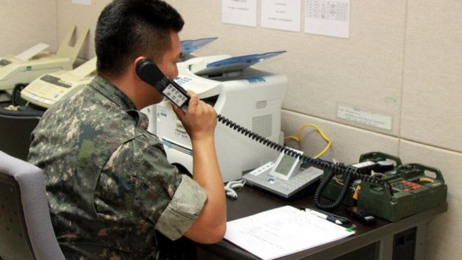 2013년 9월 6일 군 장병이 서해 군 통신선 시험통화하는 모습