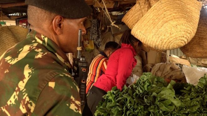 Maafisa wa usalama wamekuwa wakifanya misako kuwatafuta wanaoendelea kutumia mifuko ya plastiki