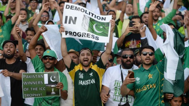 Пакистанские фанаты празднуют после финального матча Кубка чемпионов ICC между Индией и Пакистаном на площадке для крикета Kia Oval 18 июня 2017 года в Лондоне, Англия.