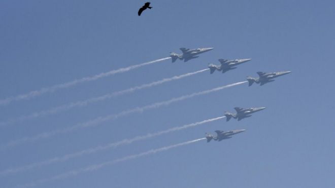 Самолеты ВВС Индии пролетают над Раджпатом во время Парада Республики, который проходит в Раджпате 26 января 2018 года в Нью-Дели, Индия.