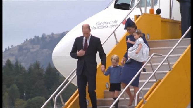 英王室のウィリアム王子とキャサリン妃が24日、公式訪問先のカナダに到着した。夫妻は今回、長男のジョージ王子と長女のショーロット王女を同行。1歳の誕生日を5月に迎えたばかりのシャーロット王女にとっては初の公式外遊となった。