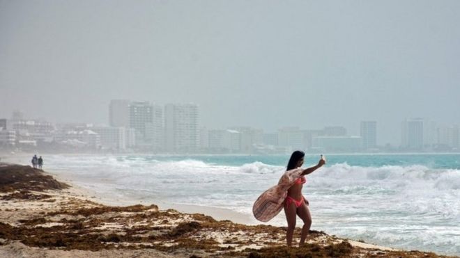 Una bañista en Cancún se toma una foto