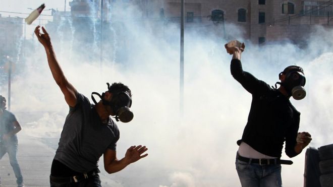 Столкновение палестинских демонстрантов с израильскими силами безопасности 14 октября 2015 года в городе Вифлеем на Западном берегу.