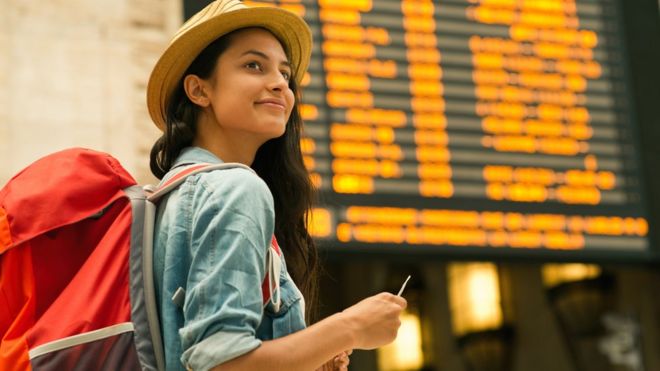 Mujer en aeropuerto.