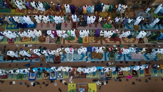 Une photo prise avec un drone en Côte d'Ivoire lors de la prière le dimanche à Abidjan.