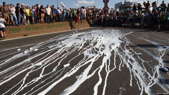 молоко на улицах в знак протеста фермеров