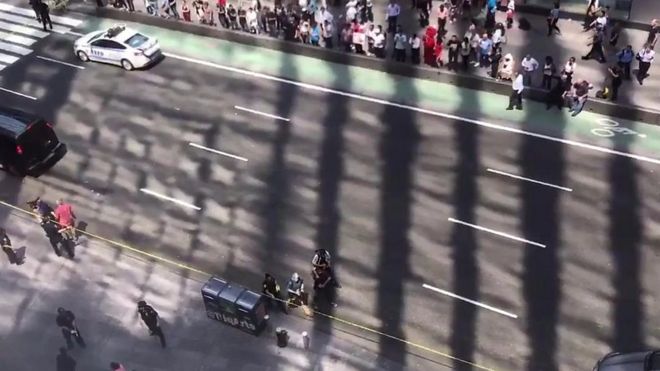 Машина врезалась в толпу на Таймс-сквер: видео очевидцев