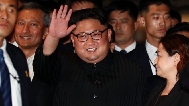 Kim Jong-un waves at the Marina Bay Sands hotel in Singapore (June 11, 2018)