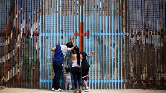 2 июля 2016 г. семья разговаривает с родственниками через пограничный забор между США и Мексикой в ??Плайас-де-Тихуана, в Тихуане, на северо-западе Мексики