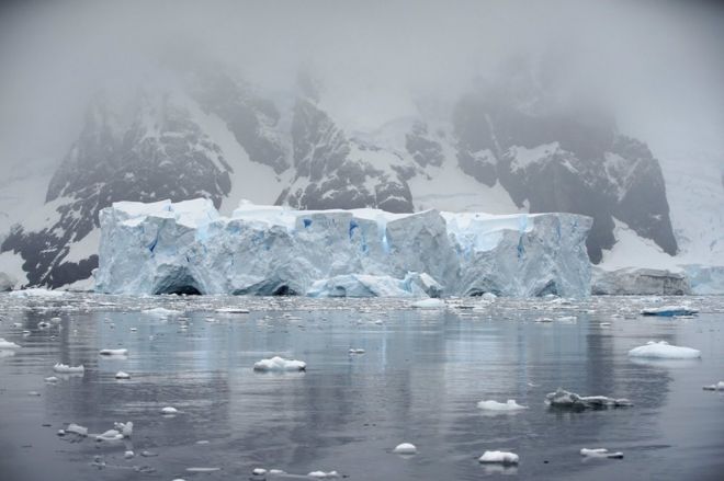 Ледник, видимый рядом с массой суши
