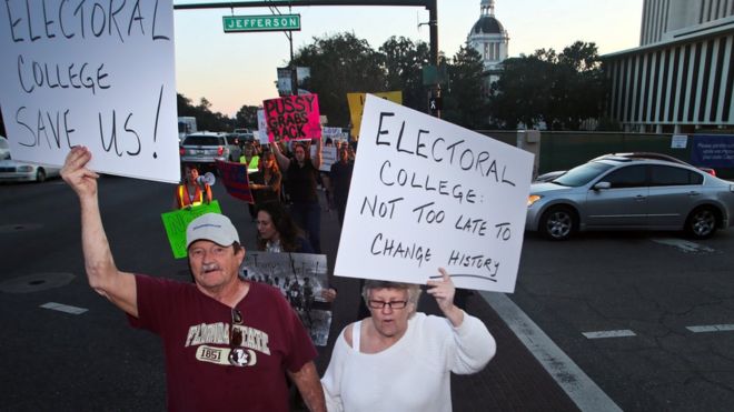 Протестующие выступили против избирательного окружного колледжа в Капитолии в Таллахасси, штат Флорида, 18 декабря 2016 года