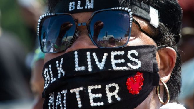 Женщина в маске Black Lives Matter на марше 2020 года в Вашингтоне