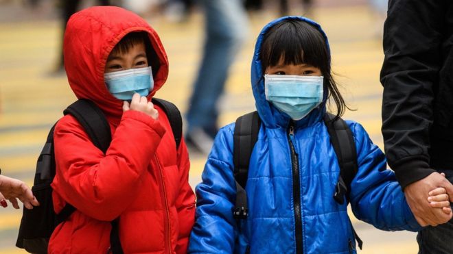 Crianças com máscaras em Hong Kong