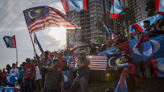 希盟支持者在吉隆坡国家皇宫外挥舞国旗与盟旗（10/5/2018）