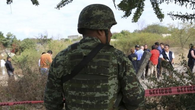Мексиканский солдат охраняет район, где была убита Жизель Мота