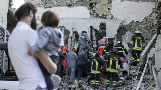 Пожарные проводят поиски среди обломков после землетрясения в Аккумоли, центральная Италия - 24 августа 2016 года