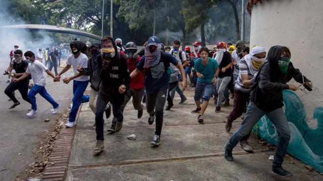 Столкновение протестующих с полицией в Каракасе 4 мая 2017 года