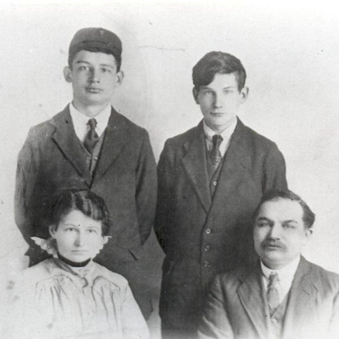 Семья Фишеров, слева вверху Уильям