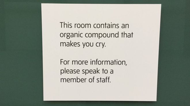 Знак с надписью: эта комната содержит органическое соединение, которое заставляет вас плакать. Для получения дополнительной информации, пожалуйста, поговорите с сотрудником