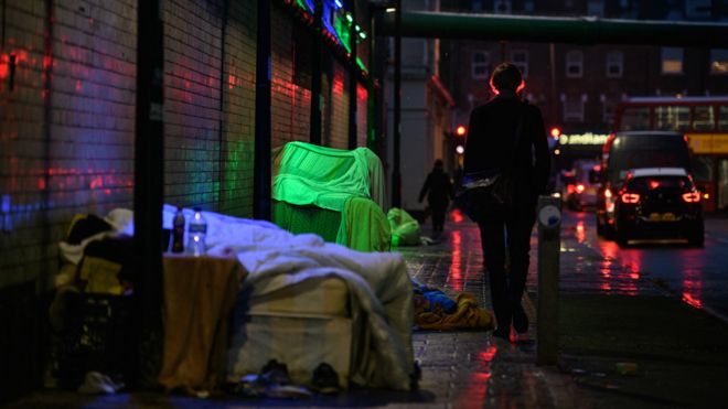 1 февраля проезжающие мимо приютов и палаток бездомных под железнодорожным путем в Лондоне