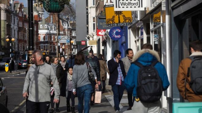 Люди идут по улице Мэрилебон 16 февраля 2017 года в Лондоне, Англия