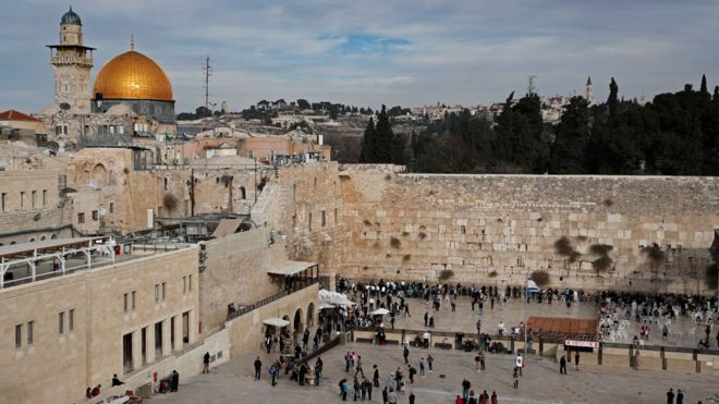 File photo showing the Western Wall and the al-Haram al-Sharif/Temple Mount compound in Jerusalem's Old City (5 December 2017)