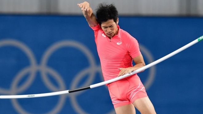 Japan's Hiroki Ogita knocks the pole vault bar off in the Men's Pole Vault Qualifying Round in Rio de Janeiro on 13 August 2016.